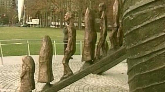Emigrant sculpture 'Arrival' in New York, 2000