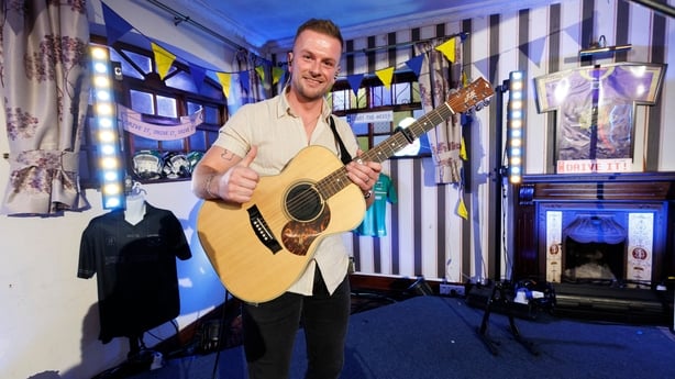 Sean Magee is the musical guest on The 2 Johnnies