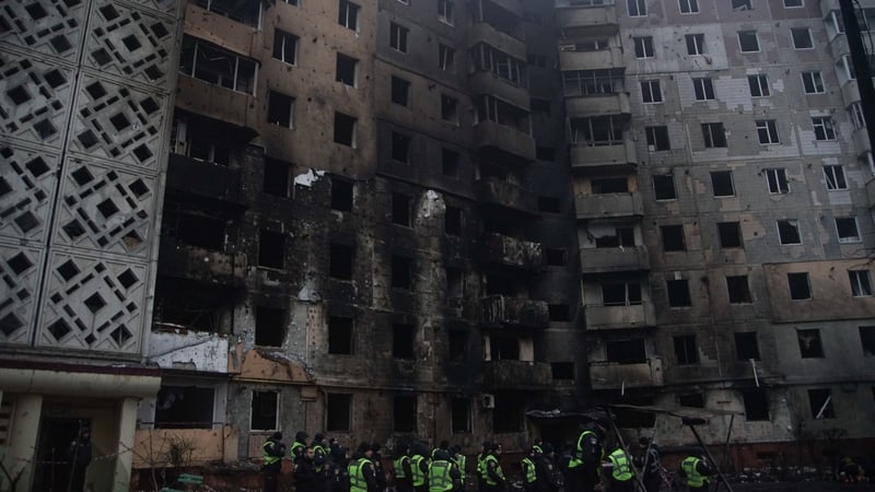 Daoine ar iarraidh i mbloc árasán i gcathair Ternopil in iarthar na hÚcráine