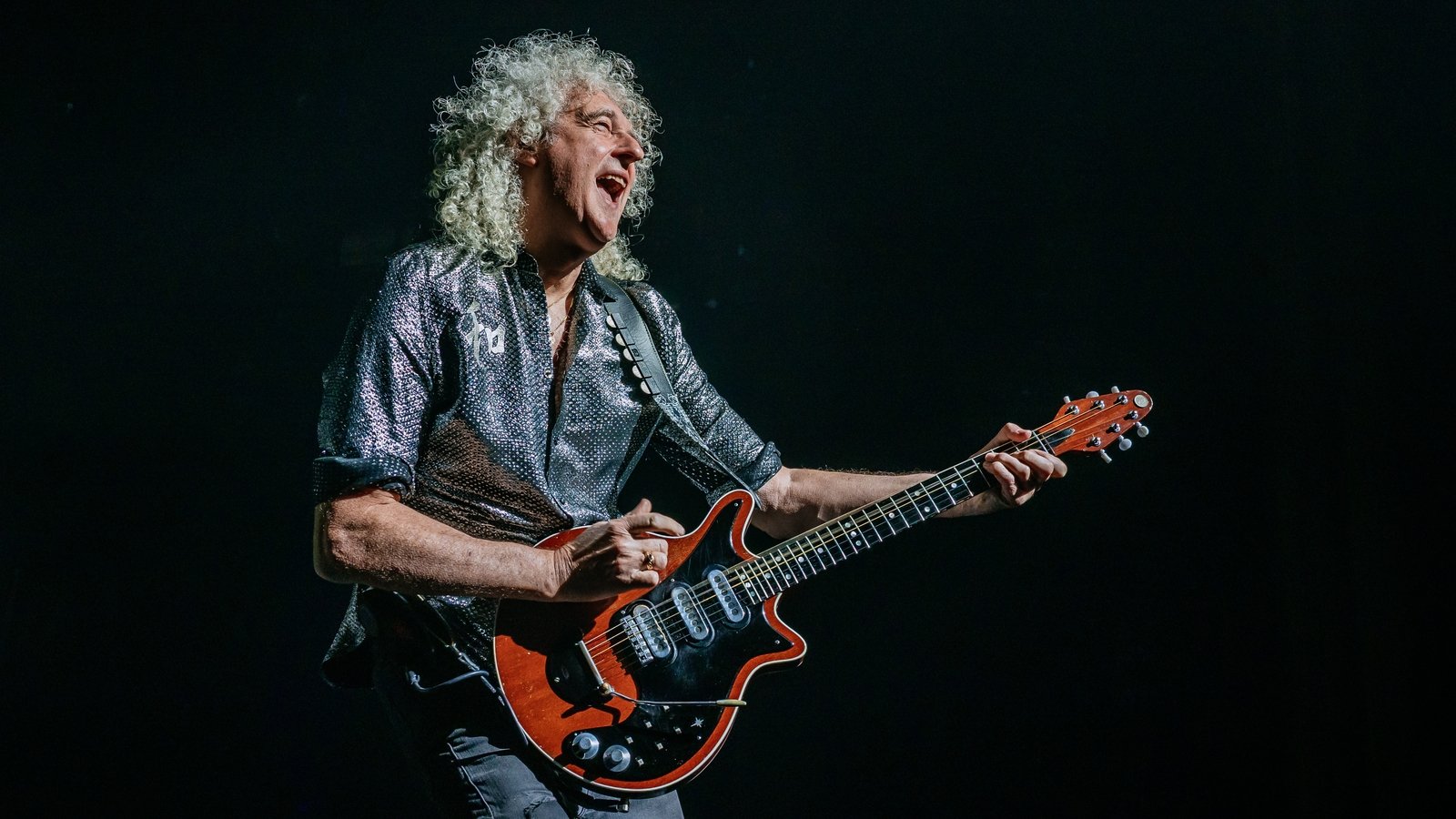 Kytarista Brian May naznačuje možnost holografického koncertu Queen s využitím AI