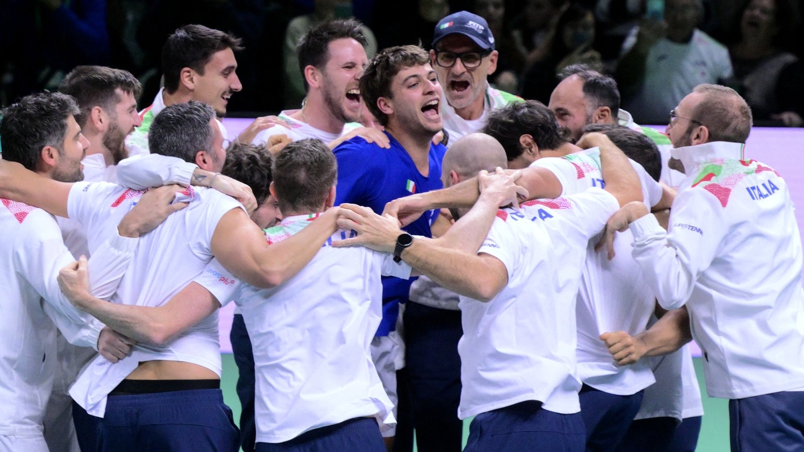 Italy feed off home crowd to claim Davis Cup title