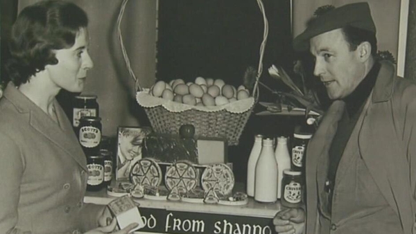 Anne Coyne and Gene Kelly at Shannon Airport (1959)
