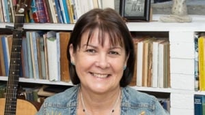 Áine Uí Fhoghlú show image