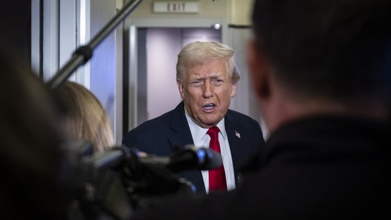 Donald Trump ag labhairt leis na meáin ar bord Air Force One in Washington sular thug sé a aghaidh ar Florida