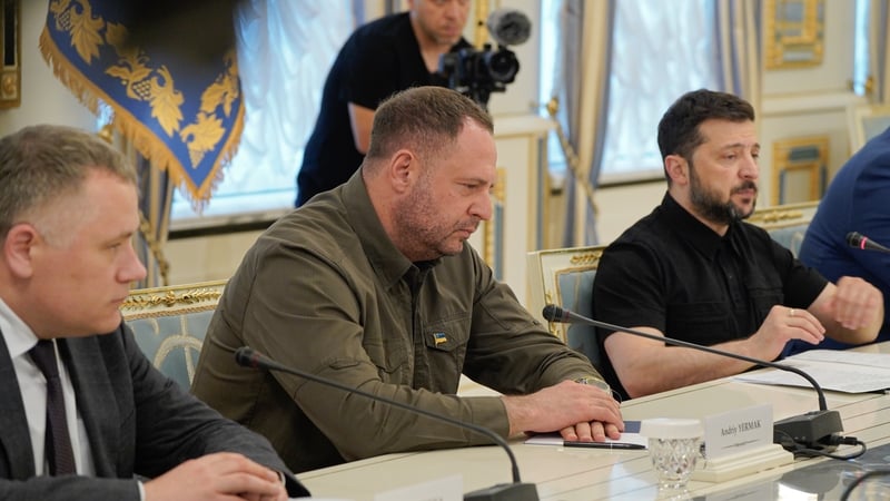 Anriy Yermak, príomh-idirbheartaí na hÚcráine briste as a phost ag an Uachtarán Zelensky de bhun imscrúdú éillithe