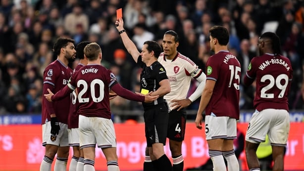 LONDON, ENGLAND - NOVEMBER 30: (THE SUN OUT, THE SUN ON SUNDAY OUT) Referee, Darren England shows a second yellow and subsequent red card to Lucas Paqueta of West Ham United during the Premier League match between West Ham United and Liverpool at London Stadium on November 30, 2025 in London, Englan