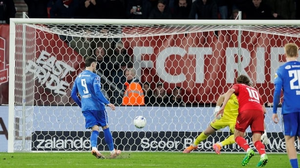 ENSCHEDE, NETHERLANDS - NOVEMBER 30: Troy Parrott of AZ Alkmaar missing the penalty during the Dutch Eredivisie match between FC Twente v AZ Alkmaar at the De Grolsch Veste on November 30, 2025 in Enschede Netherlands (Photo by Jeroen van den Berg/Soccrates/Getty Images)