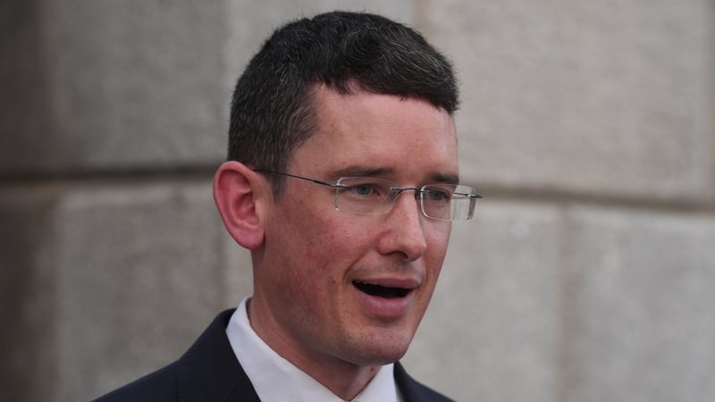 Dúirt Enoch Burke gur cuireadh i bpríosún é mar nár thoiligh sé éitheach a thabhairt