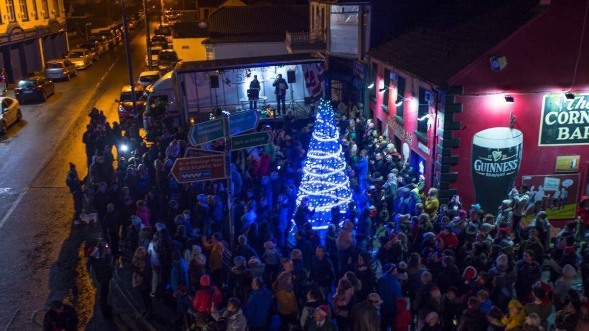Catherine Mhic Laifeartaigh ball de Choiste Turasóireachta agus Trádála an Fháil Charraigh.
