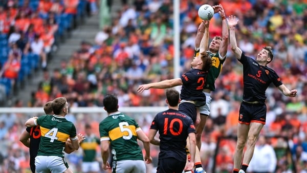 29 June 2025; Mark O'Shea of Kerry in action against Armagh players Paddy Burns, left, and Andrew Murnin during the GAA Football All-Ireland Senior Championship quarter-final match between Armagh and Kerry at Croke Park in Dublin. Photo by Shauna Clinton/