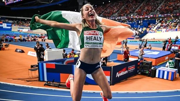 9 March 2025; Sarah Healy of Ireland celebrates winning gold in the women's 3000m final on day four of the European Athletics Indoor Championships 2025 at the Omnisport Apeldoorn in Apeldoorn, Netherlands. Photo by Sam Barnes/Sportsfile