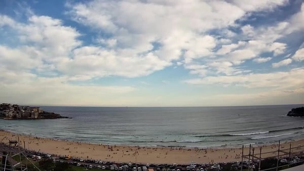 Surf cam shows people fleeing Bondi Beach during shooting