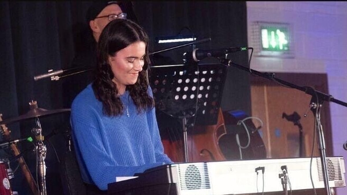 Ailbhe Ni Mhurchú, amhránaí agus cumadóir.