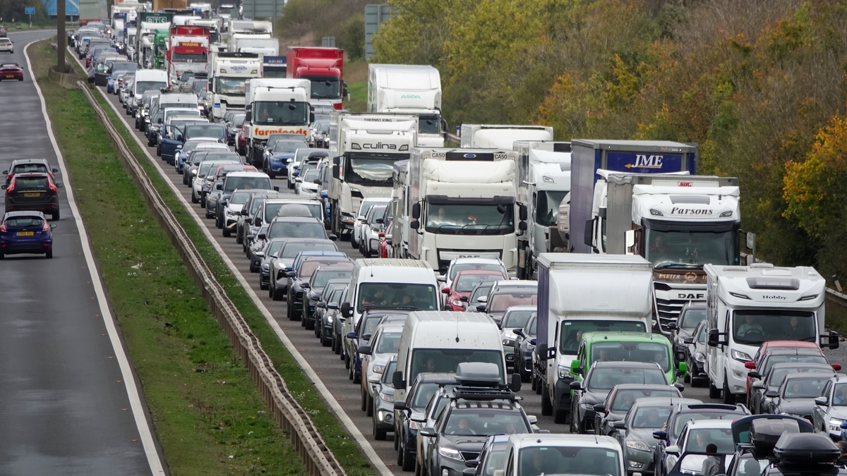 Commuting chaos and transport delays 