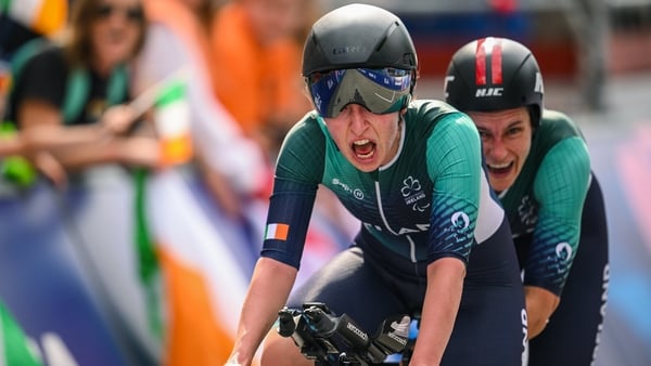 Katie-George Dunlevy, right, and pilot Linda Kelly celebrate gold in the women's B individual time trial at the 2024 Paris Paralympic Games