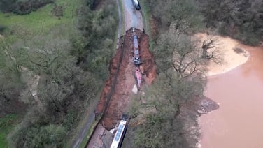 Major incident as sinkhole leaves boats stranded in UK