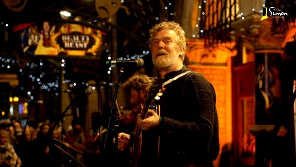 Glen Hansard leads Christmas Eve charity busk in Dublin