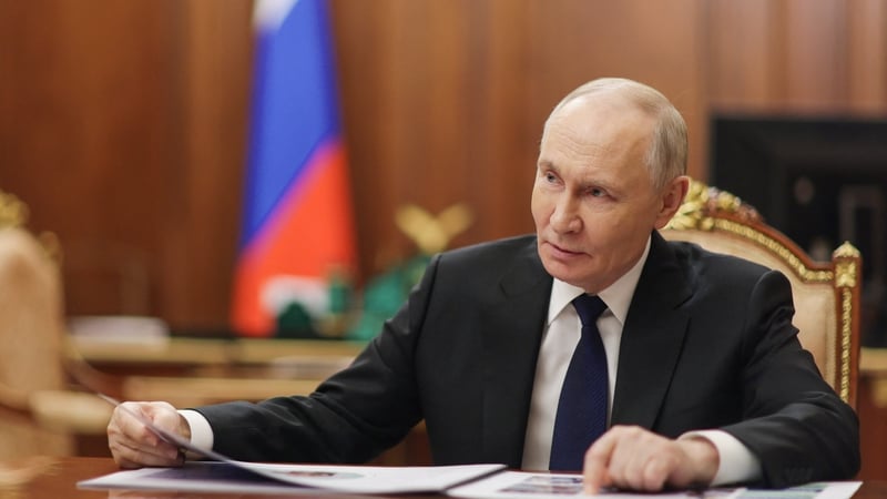 Vladimir Putin ina oifig i Moscó inniu