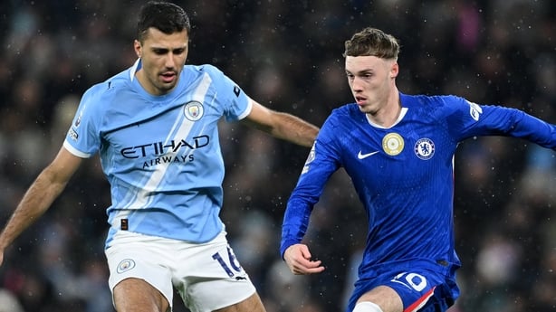 MANCHESTER, ENGLAND - JANUARY 04: ColeCole Palmer of Chelsea is challenged by Rodri of Manchester City during the Premier League match between Manchester City and Chelsea at Etihad Stadium on January 04, 2026 in Manchester, England. Palmer of Chelsea is challenged by Rodri of Manchester City during 