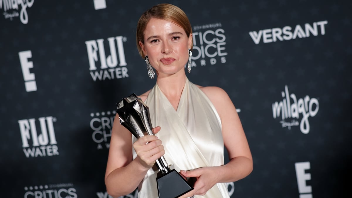 Jesse Buckley Wins Best Actress at Critics Choice Awards