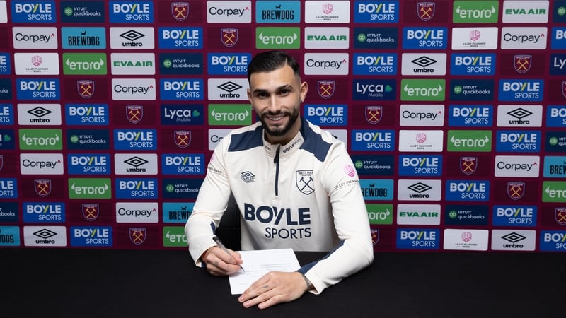 Taty Castellanos putting pen to paper on his West Ham deal