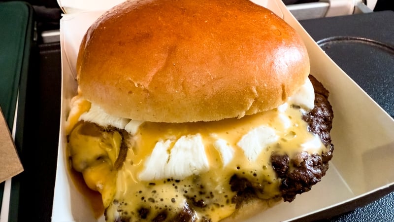 Cosc sa Bhreatain ar fhógraí mearbhia