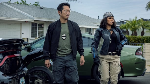 (L-R) Steven Yeun as Detective Mike Ro and Teyana Taylor as Detective Numa Baptiste in The Rip Photo: Warrick Page/Netflix
