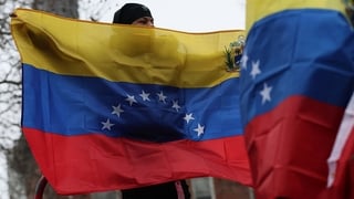 NEW YORK, NEW YORK - JANUARY 05: People hold Venezuelan flags outside of the Daniel Patrick Moynihan United States Courthouse before the arraignment of President of Venezuela Nicolas Maduro's and first lady Cilia Flores on January 05, 2026 in New York Cit