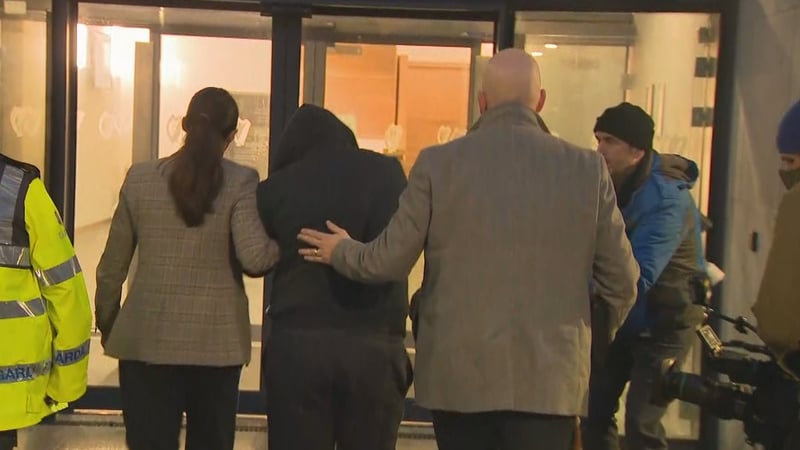 Michael Maloney á thabhairt isteach sa chúirt