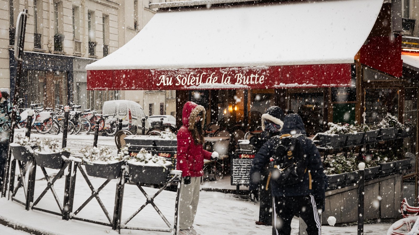 Snow forces flight cancellations in Paris, Amsterdam