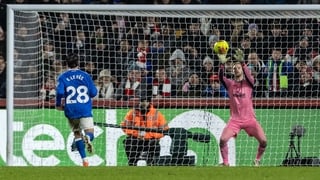 Brentford's goalkeeper Caoimhin Kelleher saves a penalty taken by Sunderland's Enzo Le Fee (left) during the Premier League match between Brentford and Sunderland at Gtech Community Stadium on January 07, 2026 in Brentford, England. (Photo by Andrew Kear