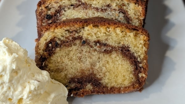 Slices of marble cake with cream