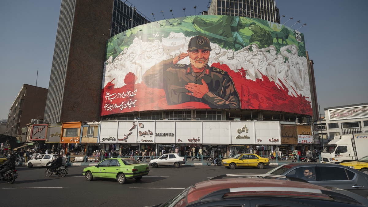 Seosamh Mac Donncha : Saineolaí taidhleoireachta agus míleata.