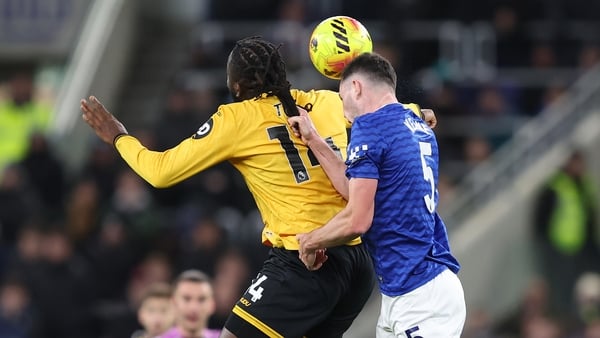 LIVERPOOL, ENGLAND - JANUARY 07: Michael Keane of Everton pulls the hair of Tolu Arokodare of Wolverhampton Wanderers resulting in a red card after a VAR review during the Premier League match between Everton and Wolverhampton Wanderers at Hill Dickinson