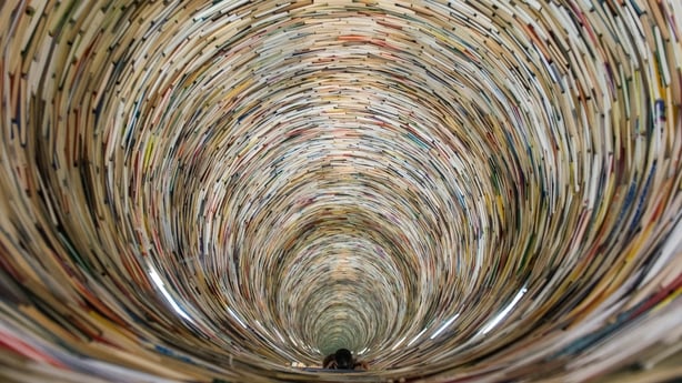 An internal view of the Idiom installation in Prague. The Idiom installation, is a cylindrical tower made of books sealed by mirrors at the top and bottom
