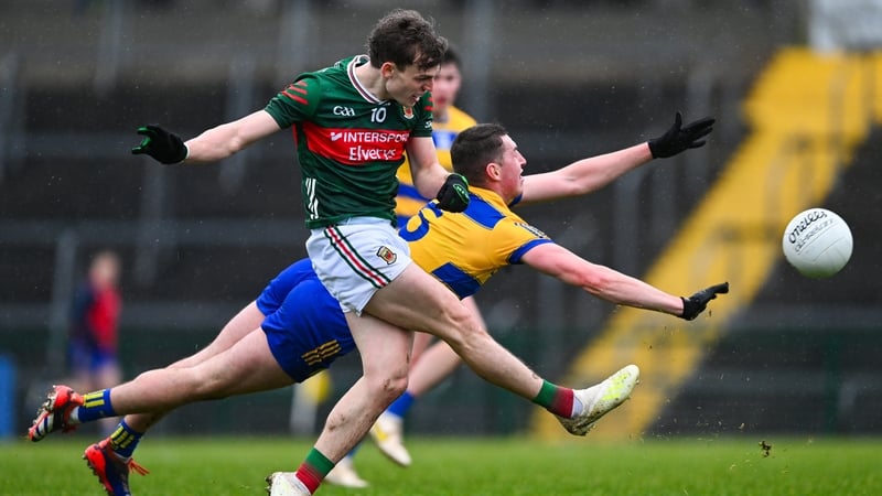 Diarmuid Duffy of Mayo shoots on goal despite the efforts of Caelim Keogh