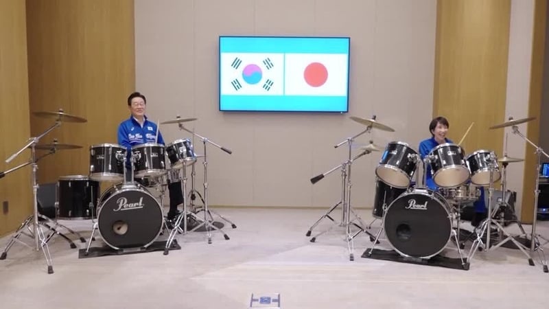 The two leaders jammed while dressed in matching blue sports tops