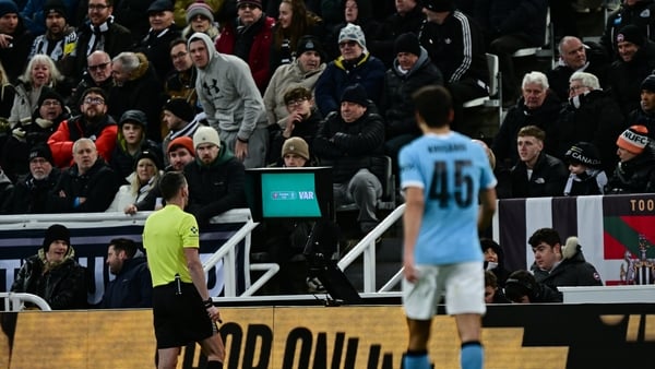Referee Chris Kavanagh checks the VAR screen during Newcastle-Manchester Carabao Cup semi-final 1st leg - January 2026