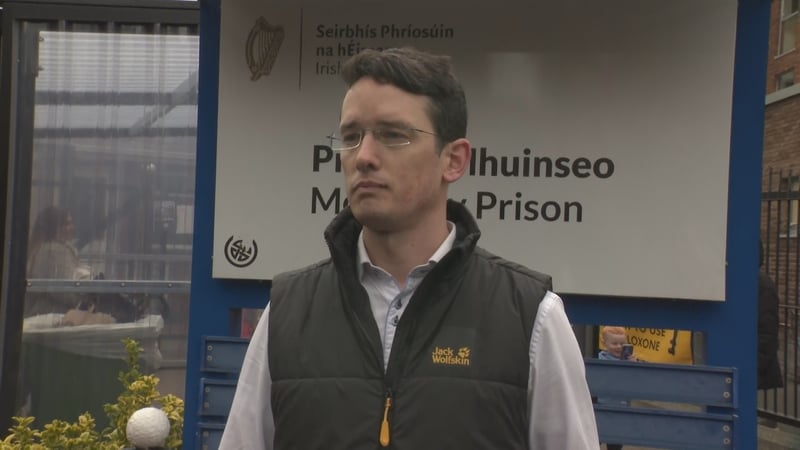 Enoch Burke lasmuigh de Phríosún Mhuinseo i mBaile Átha Cliath tráthnóna inniu