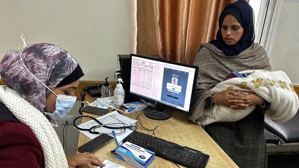 KHAN YUNIS, GAZA - JANUARY 14: Palestinian children receive medical treatment at Nasser Hospital amid a rise in influenza and respiratory infection cases due to cold weather and inadequate shelter in Khan Yunis, Gaza on January 14, 2026. The health condition of Palestinians living in makeshift tents