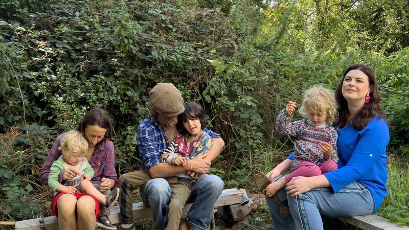 Áine le Diarmuid Lyng agus Siobhán de Paor agus a gclann.