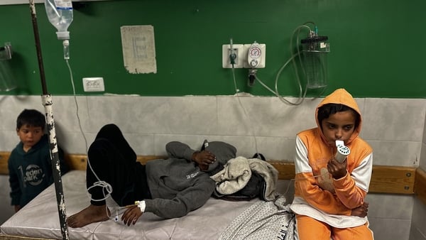 KHAN YUNIS, GAZA - JANUARY 14: Palestinian children receive medical treatment at Nasser Hospital amid a rise in influenza and respiratory infection cases due to cold weather and inadequate shelter in Khan Yunis, Gaza on January 14, 2026. The health condit