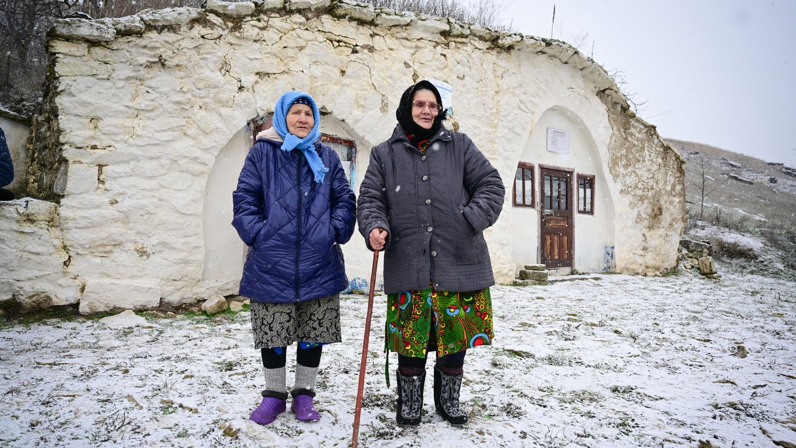 'Hobbit houses' that might just save a Moldovan village