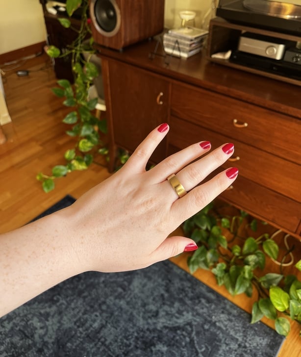 A woman wearing an Oura Ring on her hand