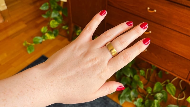 A woman wearing an Oura Ring on her hand
