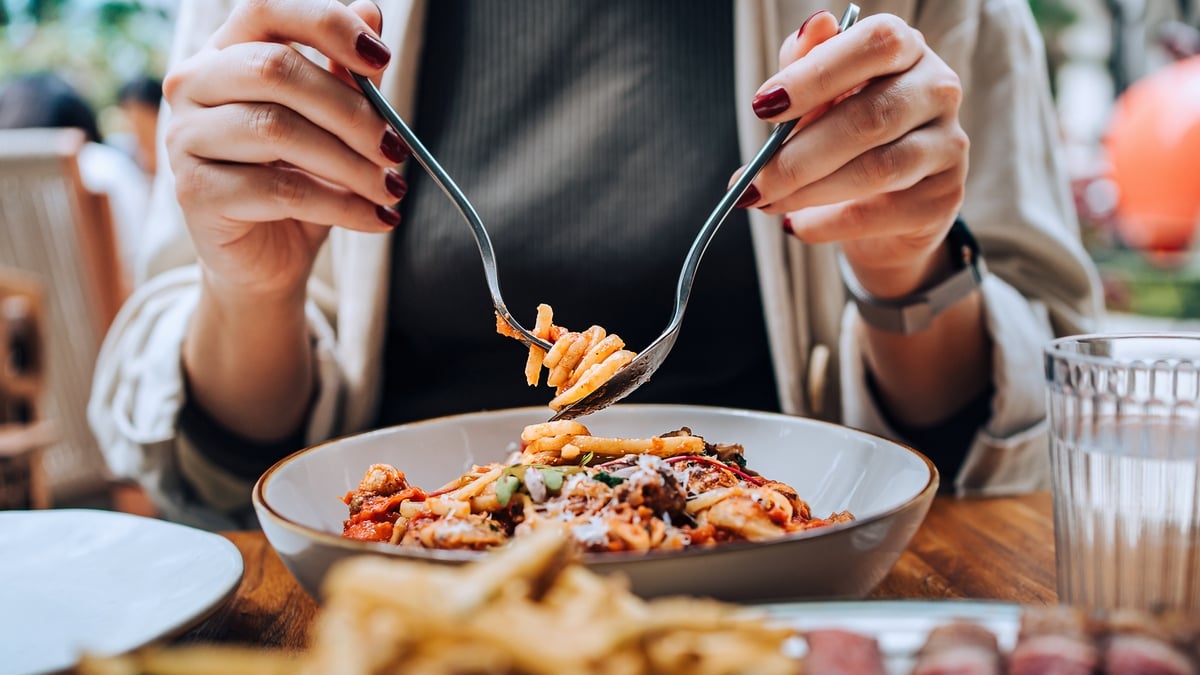 How to navigate kids' menus in restaurants