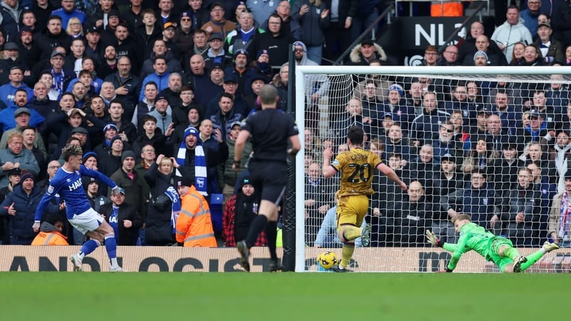 Sammie Szmodics fires home Ipswich's third