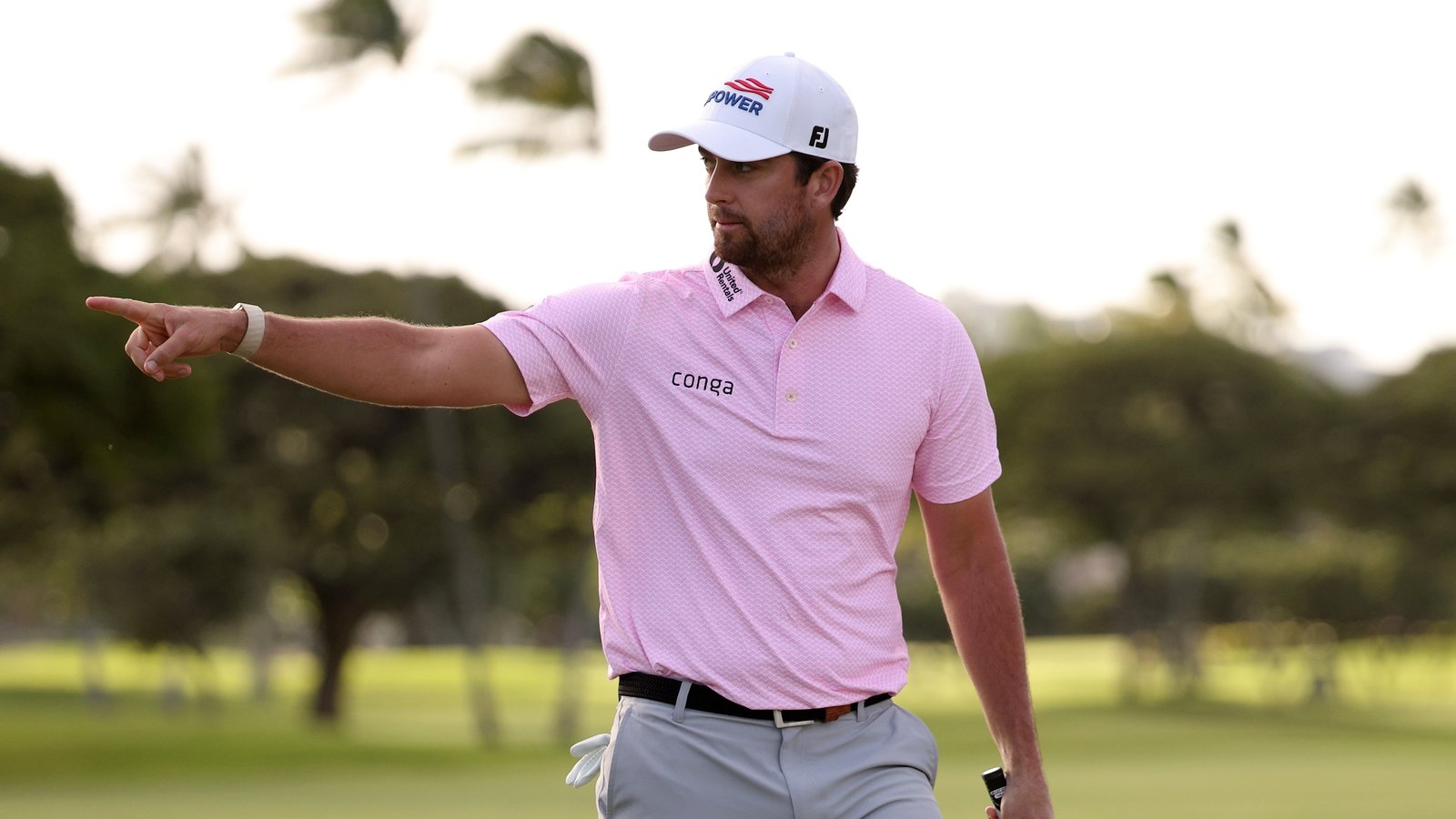 Riley hits the front at the Sony Open; Power stalls