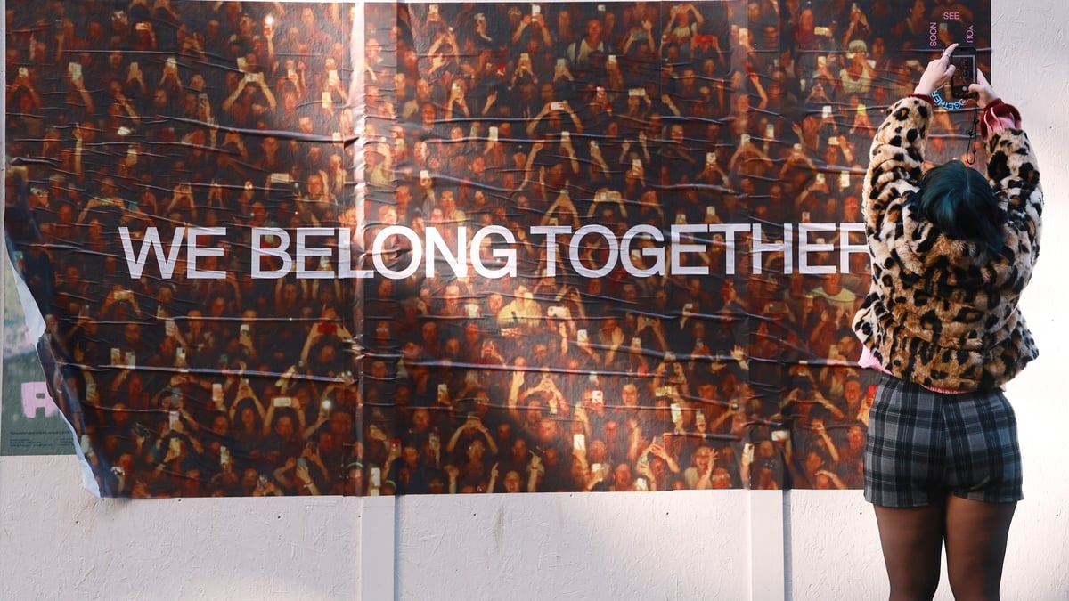 “Benson Boone pack up your jumpsuit – Harry Styles is back!” 