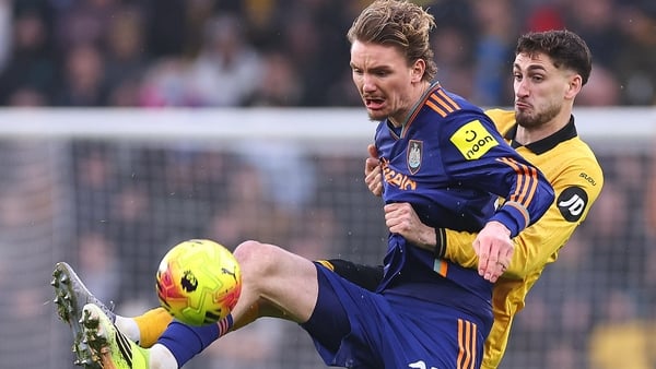 WOLVERHAMPTON, ENGLAND - JANUARY 18: Nick Woltemade of Newcastle United and Santiago Beueno of Wolverhampton Wanderers during the Premier League match between Wolverhampton Wanderers and Newcastle United at Molineux on January 18, 2026 in Wolverhampton, E